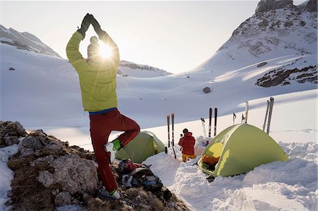 escalade de montagne - Rear view of man doing yoga at sunrise while camping on mountain, Tyrol, Austria Photographie de stock - Premium Libres de Droits, Code: 6121-08106996