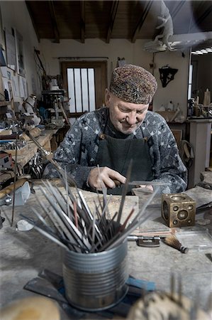 Senior male goldsmith metalworking in workshop, Bavaria, Germany Photographie de stock - Premium Libres de Droits, Code: 6121-08106912