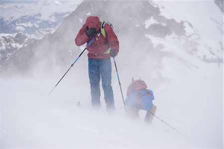 escalade de montagne - Ski mountaineers climbing on snowy mountain in snow storm, Zell Am See, Austria Photographie de stock - Premium Libres de Droits, Code: 6121-08107006