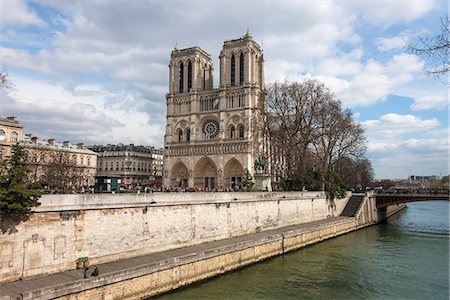 simsearch:6129-09057817,k - Low angle view of cathedral, Notre Dame Cathedral, Paris, France Foto de stock - Sin royalties Premium, Código: 6121-08107010