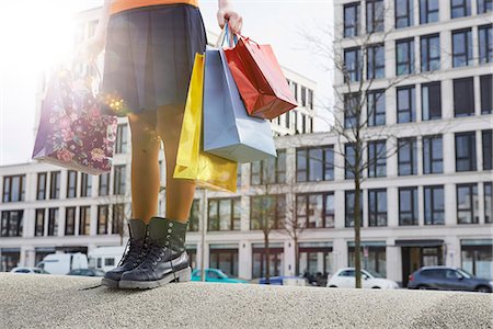 faire des courses (magasin) - Low section view of woman holding shopping bags, Munich, Bavaria, Germany Photographie de stock - Premium Libres de Droits, Code: 6121-08228540