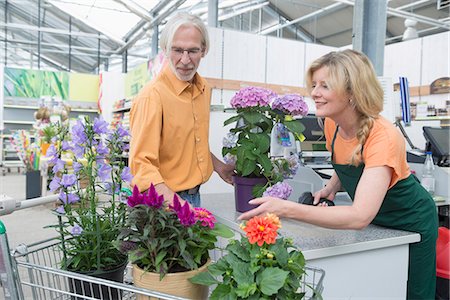 Customer buying potted plant from a garden centre, Augsburg, Bavaria, Germany Photographie de stock - Premium Libres de Droits, Code: 6121-08228640
