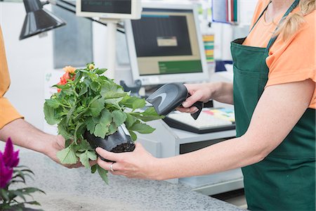 Cashier scanning barcode from price tag, Augsburg, Bavaria, Germany Photographie de stock - Premium Libres de Droits, Code: 6121-08228638