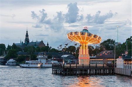 Tourists on carousel swings, Nordiska Museet, Grona Lund, Djurgarden, Stockholm, Sweden Photographie de stock - Premium Libres de Droits, Code: 6121-08228782