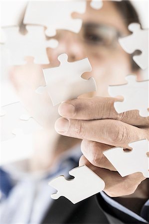 Businessman arranging jigsaw puzzle pieces, Bavaria, Germany Stockbilder - Premium RF Lizenzfrei, Bildnummer: 6121-08228715