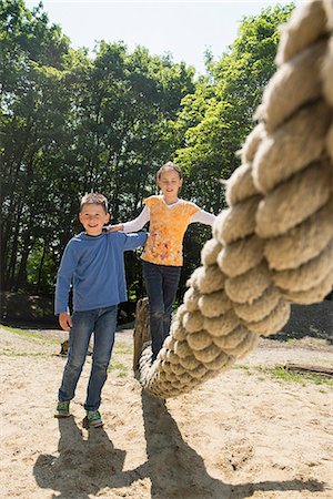 Boy and girl playing in playground, Munich, Bavaria, Germany Photographie de stock - Premium Libres de Droits, Code: 6121-08228846