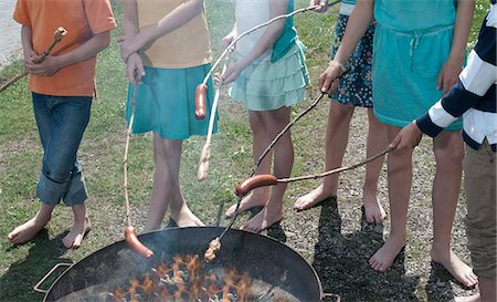 Group of friends preparing sausages on campfire, Bavaria, Germany Photographie de stock - Premium Libres de Droits, Code: 6121-08228876