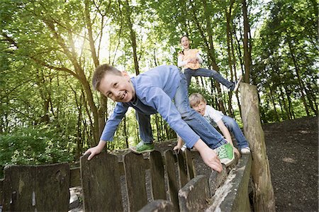 schlampig - Three friends having fun in playground, Munich, Bavaria, Germany Stockbilder - Premium RF Lizenzfrei, Bildnummer: 6121-08228833