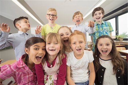 préadolescent - Group of schoolchildren having fun in classroom, Munich, Bavaria, Germany Photographie de stock - Premium Libres de Droits, Code: 6121-08228984