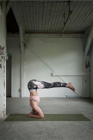 flexible (sens littéral) - Mid adult woman practicing headstand pose in yoga studio, Munich, Bavaria, Germany Photographie de stock - Premium Libres de Droits, Code: 6121-08228997