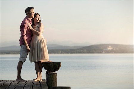 s'amuser - Mature couple standing on pier and looking over lake, Bavaria, Germany Photographie de stock - Premium Libres de Droits, Code: 6121-08361566