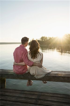 Mature couple sitting on pier looking at sunset, Bavaria, Germany Stockbilder - Premium RF Lizenzfrei, Bildnummer: 6121-08361571