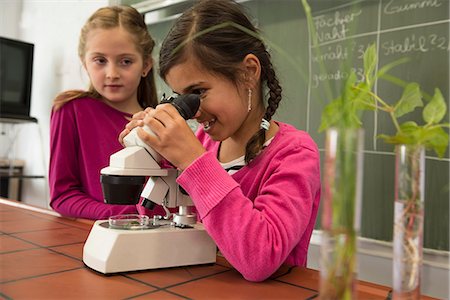 Schoolgirl looking through a microscope, Fürstenfeldbruck, Bavaria, Germany Photographie de stock - Premium Libres de Droits, Code: 6121-08361655