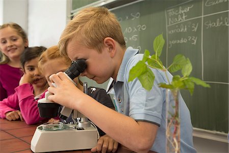 School students looking through a microscope, Fürstenfeldbruck, Bavaria, Germany Photographie de stock - Premium Libres de Droits, Code: 6121-08361658