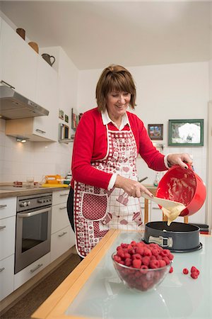 Senior woman pouring dough into a spring form pan, Munich, Bavaria, Germany Photographie de stock - Premium Libres de Droits, Code: 6121-08522184