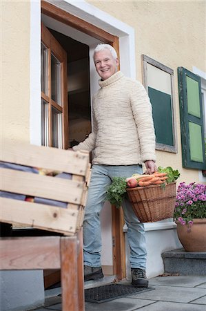 Portrait of a mature man holding basket full of vegetables in wholefood shop and smiling, Bavaria, Germany Photographie de stock - Premium Libres de Droits, Code: 6121-08522259