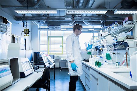 Young male scientist working in a pharmacy laboratory, Freiburg Im Breisgau, Baden-Württemberg, Germany Foto de stock - Sin royalties Premium, Código: 6121-08522344