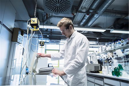 Young male scientist working in a pharmacy laboratory, Freiburg Im Breisgau, Baden-Württemberg, Germany Stockbilder - Premium RF Lizenzfrei, Bildnummer: 6121-08522346