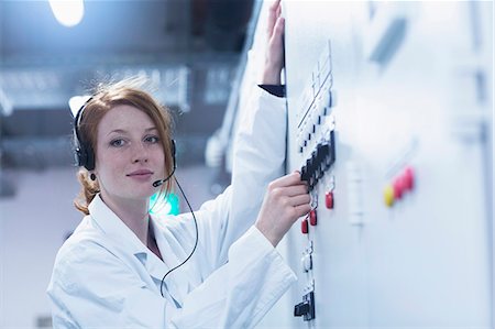 Young female engineer wearing headset and controlling a switch gear in control room, Freiburg im Breisgau, Baden-Württemberg, Germany Stockbilder - Premium RF Lizenzfrei, Bildnummer: 6121-08522361