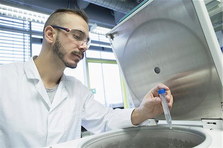 Young male scientist examining test tube in a pharmacy laboratory, Freiburg im Breisgau, Baden-Württemberg, Germany Photographie de stock - Premium Libres de Droits, Code: 6121-08522376