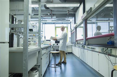 Young male scientist working in a pharmacy laboratory, Freiburg im Breisgau, Baden-Württemberg, Germany Stockbilder - Premium RF Lizenzfrei, Bildnummer: 6121-08522378