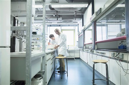 Two scientist working in a pharmacy laboratory, Freiburg im Breisgau, Baden-Württemberg, Germany Stockbilder - Premium RF Lizenzfrei, Bildnummer: 6121-08522379