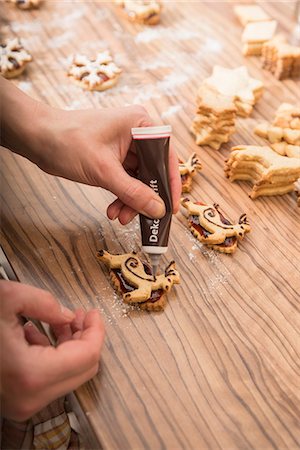 european mature women tubes - Close-up of a woman decorating reindeer shaped cookies, Munich, Bavaria, Germany Photographie de stock - Premium Libres de Droits, Code: 6121-08522335
