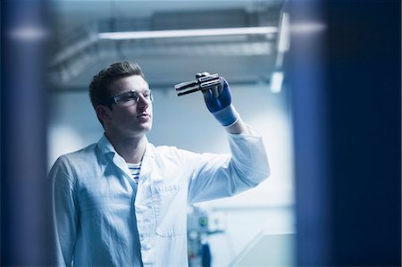 Young male scientist working in an optical laboratory, Freiburg Im Breisgau, Baden-Württemberg, Germany Foto de stock - Sin royalties Premium, Código: 6121-08522451