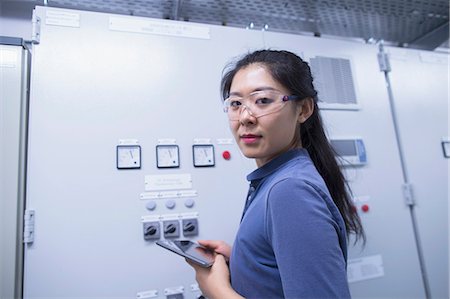 schutzbrille - Young female engineer updating control panel using digital tablet in an industrial plant, Freiburg im Breisgau, Baden-Württemberg, Germany Stockbilder - Premium RF Lizenzfrei, Bildnummer: 6121-08522410
