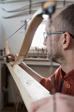 Male bow maker making bow in workshop, Bavaria, Germany Photographie de stock - Premium Libres de Droits, Code: 6121-08660288