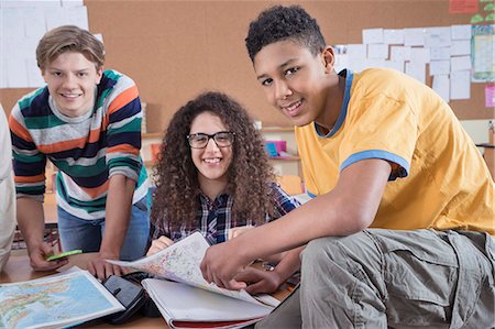 University students searching in map in classroom, Bavaria, Germany Foto de stock - Sin royalties Premium, Código: 6121-08660403