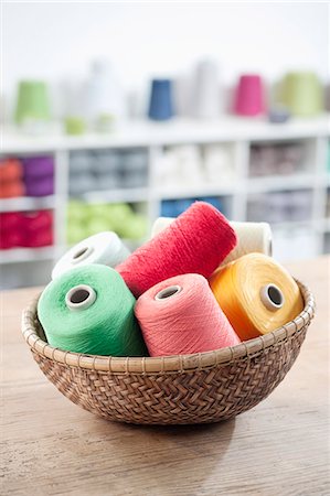 Group of multicolor reels of sewing thread, Bavaria, Germany Photographie de stock - Premium Libres de Droits, Code: 6121-08859053
