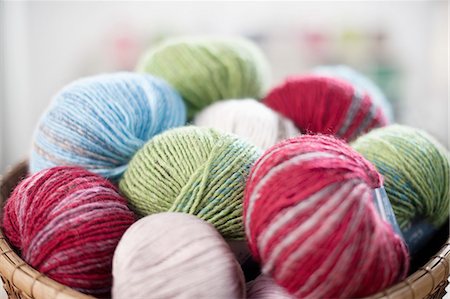 Balls of wool in basket, Bavaria, Germany Photographie de stock - Premium Libres de Droits, Code: 6121-08859058