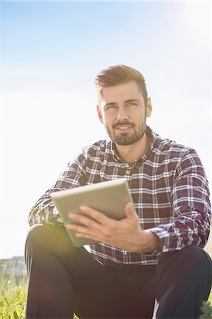 Young man using digital tablet, Munich, Bavaria, Germany Foto de stock - Sin royalties Premium, Código: 6121-08859019