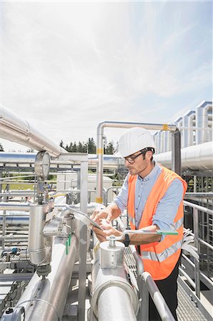 Male engineer controlling measuring instrument at geothermal power station, Bavaria, Germany Foto de stock - Sin royalties Premium, Código: 6121-08859121