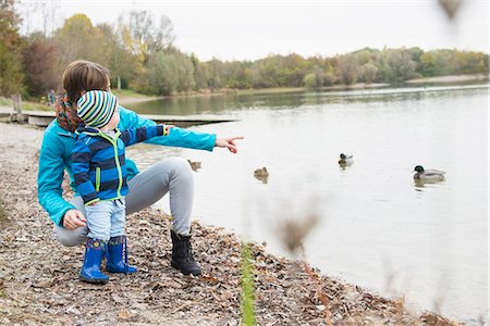 Mother and son pointing at ducks on a lake Photographie de stock - Premium Libres de Droits, Code: 6121-08972978