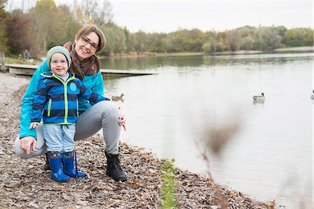 Portrait of mother with son standing at shore of lake Photographie de stock - Premium Libres de Droits, Code: 6121-08972979