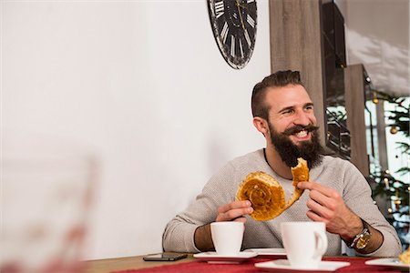 Man eating rolled bun Photographie de stock - Premium Libres de Droits, Code: 6121-08973091