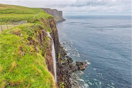 Kilt Rock and Mealt waterfall in Isle of Skye, Scotland Photographie de stock - Premium Libres de Droits, Code: 6121-09062256