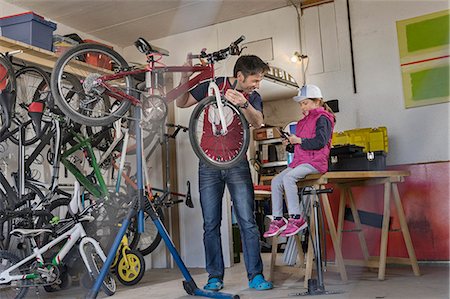 Father and daughter repairing bicycle in garage Foto de stock - Sin royalties Premium, Código: 6121-09062207