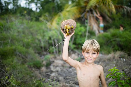 Boy with fresh picked coconut Photographie de stock - Premium Libres de Droits, Code: 6121-09062355