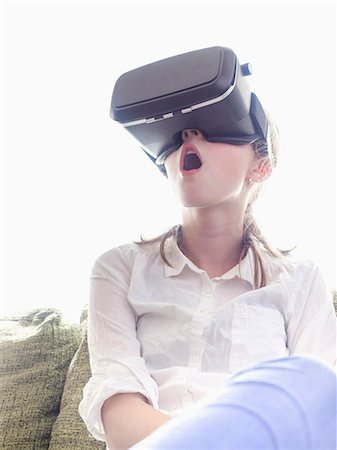 réalité virtuelle - Girl using virtual reality headset Photographie de stock - Premium Libres de Droits, Code: 6121-09062389
