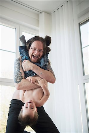 Father holding his son upside down Photographie de stock - Premium Libres de Droits, Code: 6121-09062405