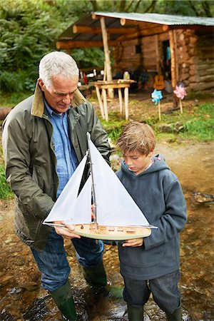 Grandfather and boy with sailing boat Foto de stock - Sin royalties Premium, Código: 6122-07691703