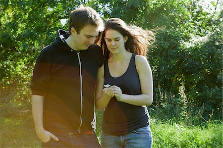 Couple looking at flower Stock Photo - Premium Royalty-Free, Code: 6122-07691849