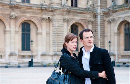 simsearch:6113-07543662,k - Couple at the Louvre Paris Fotografie stock - Premium Royalty-Free, Codice: 6122-07692015