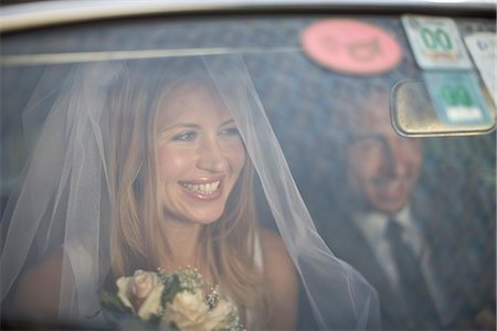 simsearch:6113-06625675,k - Bridal couple in car Photographie de stock - Premium Libres de Droits, Code: 6122-07692303