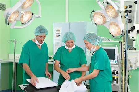Medical team in scrubs preparing room Stockbilder - Premium RF Lizenzfrei, Bildnummer: 6122-07692655