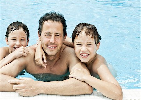 simsearch:6113-06909386,k - Father and 2 sons pool portrait Stock Photo - Premium Royalty-Free, Code: 6122-07692794