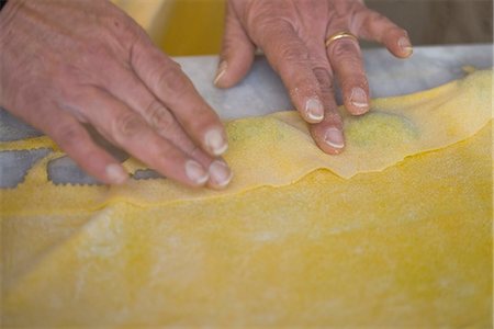 simsearch:649-09205909,k - Hands forming pasta dough Foto de stock - Royalty Free Premium, Número: 6122-07692738